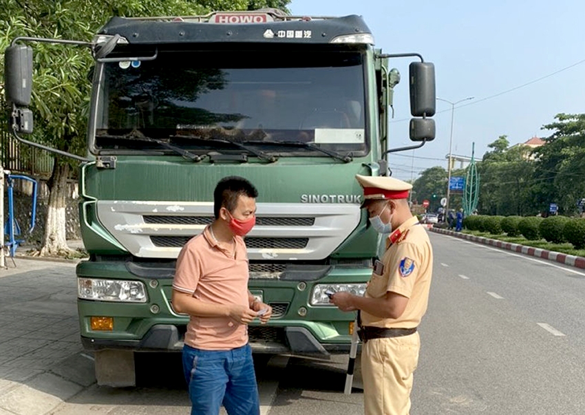 Cảnh sát Giao thông, Công an TP. Thái Nguyên tăng cường tuần tra, kiểm soát, xử lý nghiêm các trường hợp vi phạm.(Ảnh Kim Oanh)