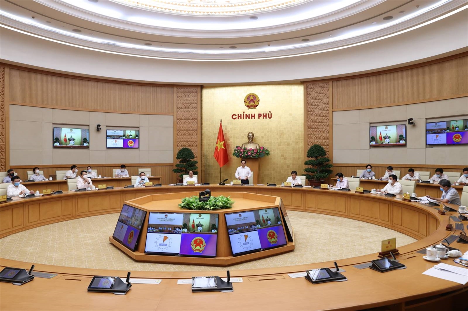 Thủ tướng đề nghị Thừa Thiên Huế luôn bám sát và thực hiện hiệu quả Nghị quyết 54 của Bộ Chính trị, góp phần giải quyết những điểm nghẽn, khó khăn, vướng mắc, mục tiêu đến năm 2025, trở thành thành phố trực thuộc Trung ương. Ảnh: VGP/Nhật Bắc