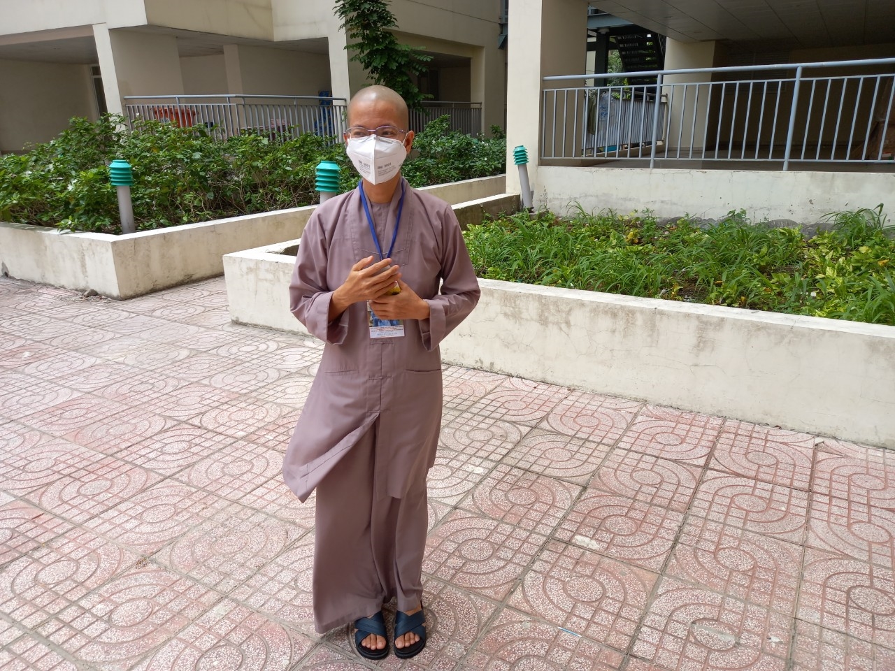Sư cô Nhuận Bình trước Bệnh viện Dã chiến 12