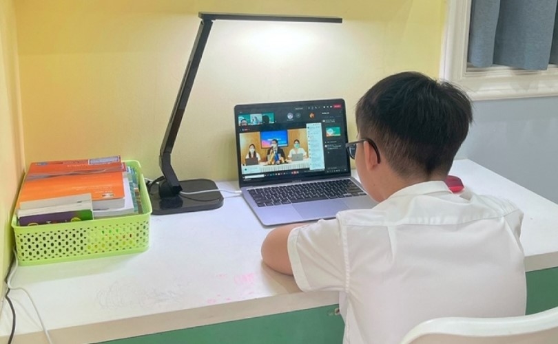 Học sinh tiểu học Hà Nội nghiêm cẩn trong giờ học trực tuyến đầu tiên của năm học 2021 - 2022. Ảnh minh họa