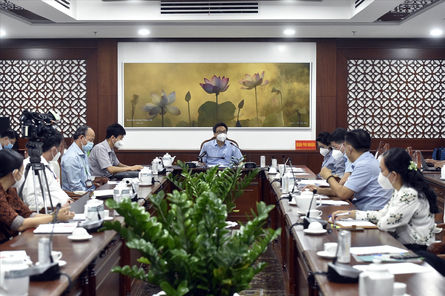 Phó Thủ tướng Vũ Đức Đam đánh giá cao sự chủ động của quận Phú Nhuận trong chăm sóc, điều trị F0 trên địa bàn. Ảnh: VGP/Đình Nam