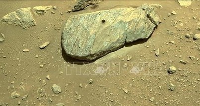 Tàu thám hiểm Perseverance thu thập được mẫu đất đá trên Sao Hỏa để đưa trở lại Trái Đất phục vụ công tác nghiên cứu ngày 1/9/2021. Ảnh do NASA cung cấp: AFP/TTXVN