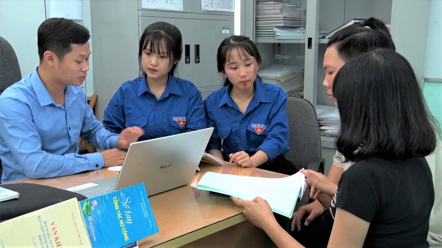 Thầy Trung đang hướng dẫn các em học sinh thực hiện đề tài nghiên cứu khoa học.