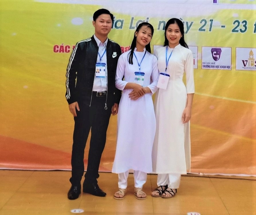 Thầy Hoàng Việt Trung và 2 em học sinh đạt giải Nhất tại Hội thi KHKT cấp tỉnh học sinh trung học lần thứ VII năm học 2020-2021