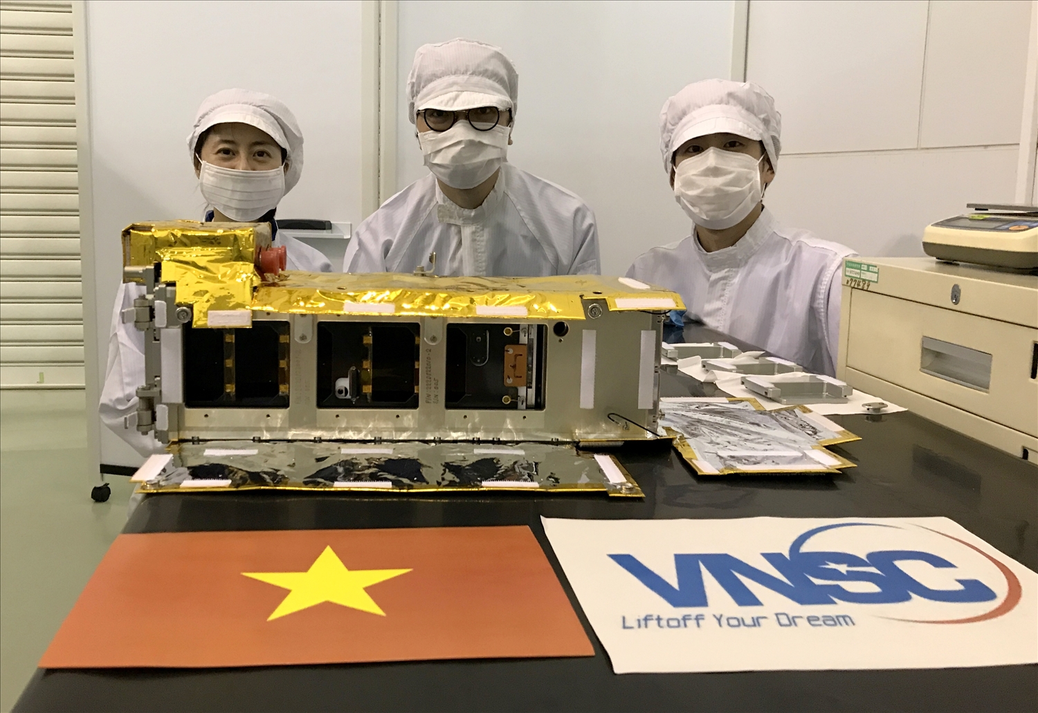Vệ tinh NanoDragon của Việt Nam chính thức được bàn giao cho Nhật Bản ngày 17/8/2021. (Ảnh: VNSC) 