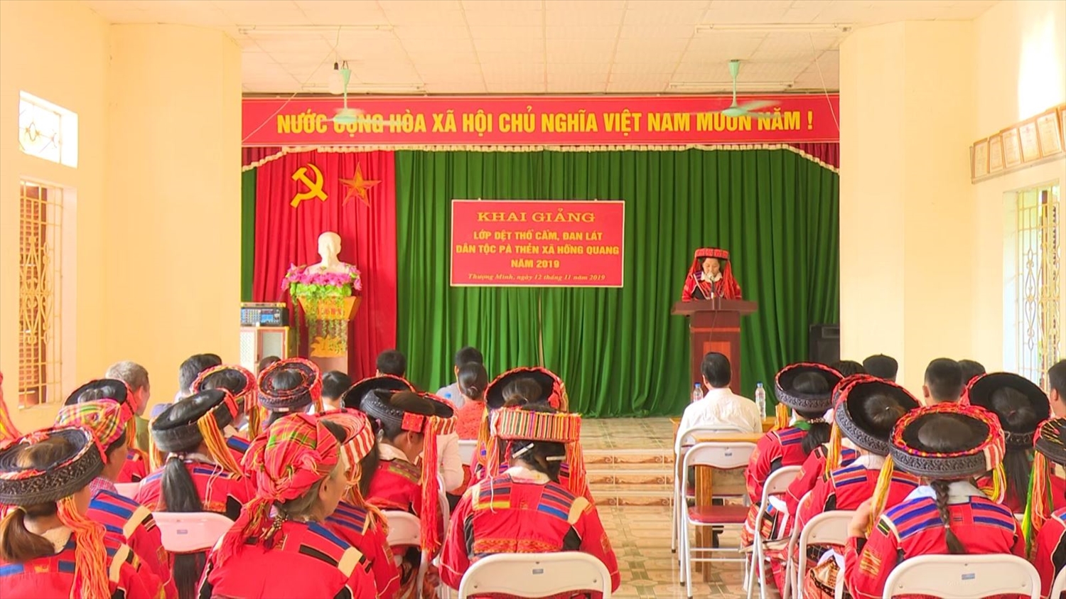 Lớp dạy nghề dệt thổ cẩm và lớp đan lát dân tộc Pà Thẻn ở thôn Thượng Minh, xã Hồng Quang, huyện Lâm Bình