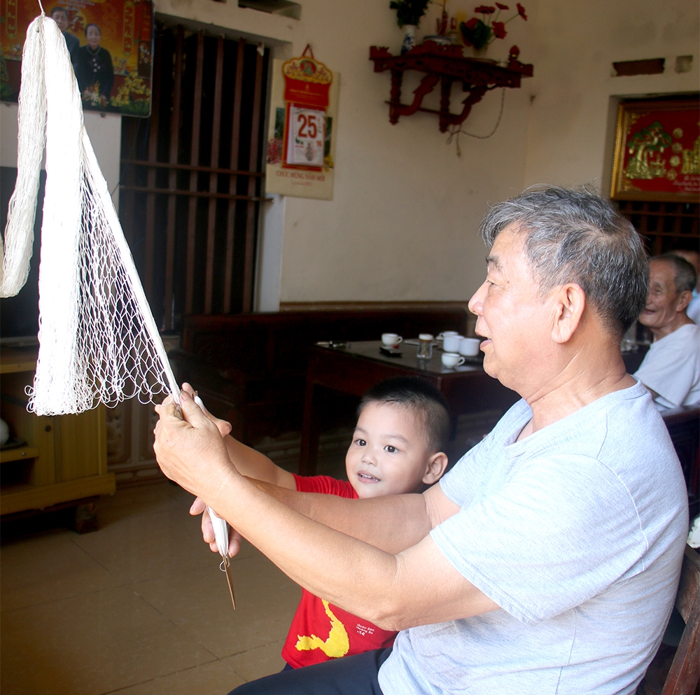 Nghề đan lưới ở Vĩnh Lại đã có từ rất lâu đời, người già hay trẻ nhỏ đều có thể làm