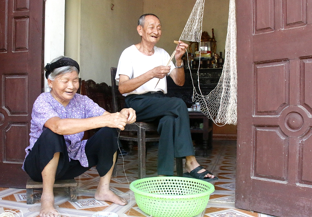 Ông Nguyễn Quốc Nghị và bà Lê Thị Diệp - khu 3, xã Vĩnh Lại đều có gần 80 năm làm lưới gai