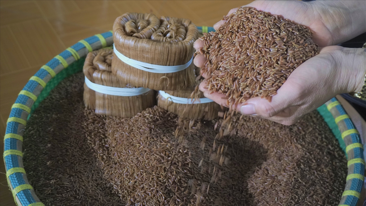 Gạo lứt được nghiền nhỏ sau đó trộn cùng bột gạo bao thai hồng để làm mỳ gạo lứt.