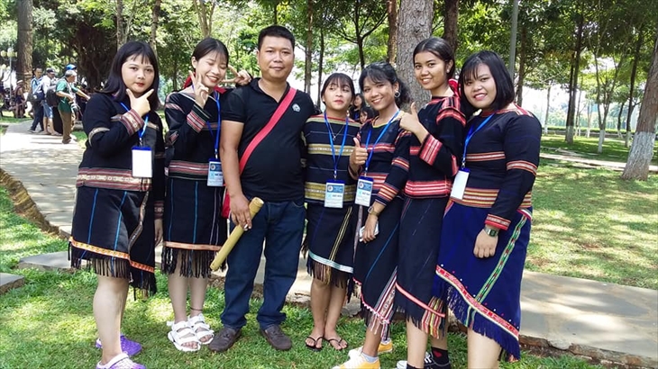 Nghệ nhân Rơ Châm Khánh và các em học sinh người dân tộc Jrai (ảnh chụp trước ngày 27-4-2021). Ảnh: Nhân vật cung cấp