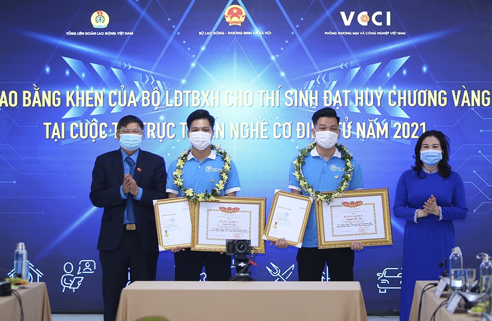 Thứ trưởng Bộ LĐTB&XH Nguyễn Thị Hà và Phó Chủ tịch Tổng LĐLĐ Việt Nam Phan Văn Anh trao Bằng khen của Bộ trưởng Bộ LĐTB&XH và Chứng nhận Huy chương Vàng cuộc thi trực tuyến nghề cơ điện tử năm 2021