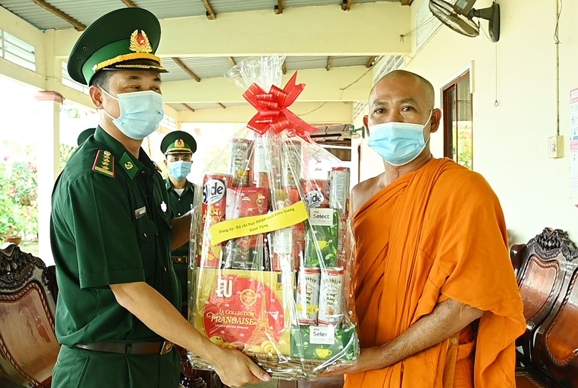 Đại tá Doãn Đình Tránh - Phó Chính ủy BĐBP tỉnh Kiên Giang tặng quà chức sắc tôn giáo tại các chùa Khmer nhân Lễ Sen Dolta 
