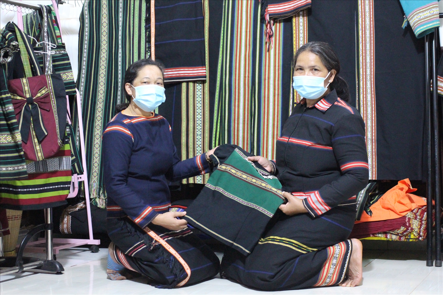 Trăn trở lớn nhất đối với các thành viên trong CLB dệt thổ cẩm làng Phung là khó tìm được đầu ra cho các sản phẩm