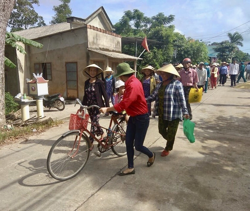 Tổ chức sơ tán người dân trước khi bão đổ bộ. Ảnh: VGP/Minh Trang