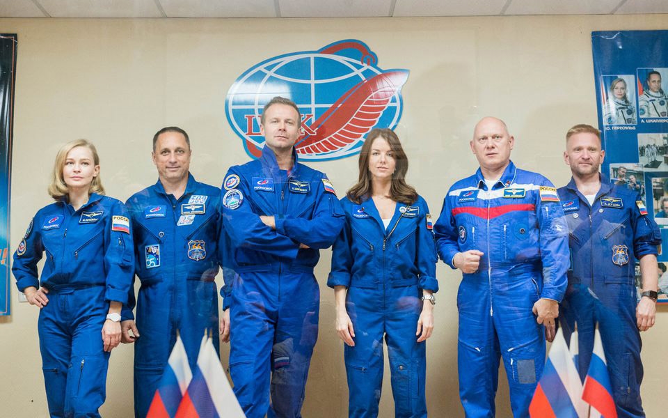 Các nghệ sĩ cùng các phi hành gia chuẩn bị lên tàu vũ trụ MS-19. Ảnh:Reuters