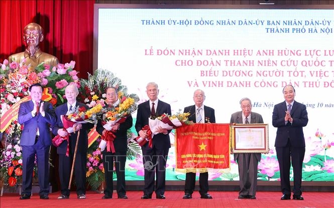 Chủ tịch nước Nguyễn Xuân Phúc trao tặng danh hiệu Anh hùng Lực lượng vũ trang Nhân dân cho Đoàn Thanh niên cứu quốc thành Hoàng Diệu. (Ảnh: TTXVN)