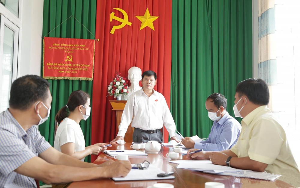 Ủy viên Thường trực HĐND tỉnh, Trưởng Ban Dân tộc Lê Văn Cường phát biểu trong buổi làm việc với lãnh đạo xã Ea Ktur