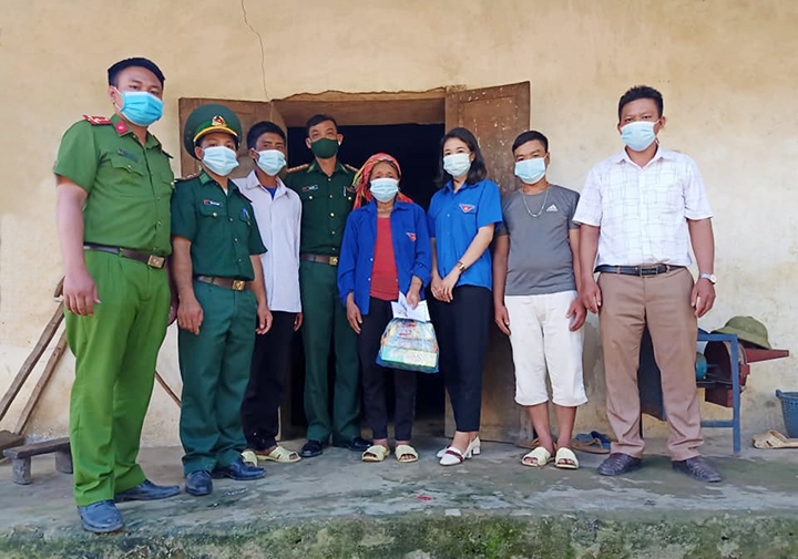 Chính quyền hỗ trợ người DTTS xã Ka Lăng gặp khó khăn trong dịch bệnh