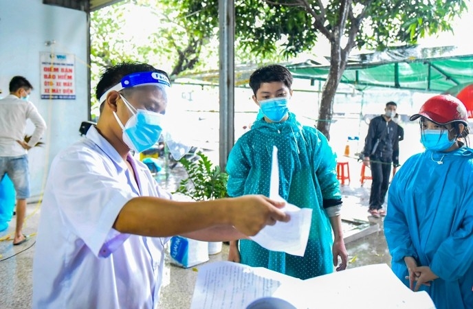 Người về từ vùng dịch sau khi thực hiện khai báo y tế, được tỉnh Thanh Hóa thông báo cho chính quyền địa phương tiếp nhận công dân trở về cách ly theo quy định
