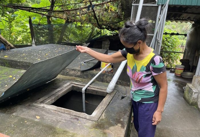 Dù lắp đặt đường ống dẫn nước sạch từ năm 2016, nhưng đến nay hộ bà Hà Thị Ninh vẫn giữ thói quen dùng nước mưa và giếng khoan