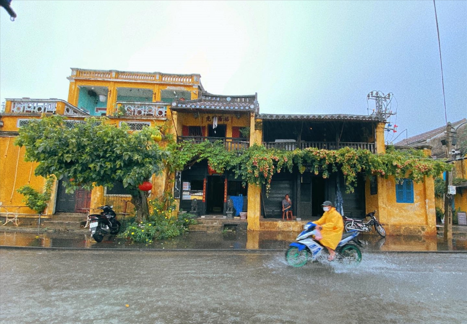 Do ảnh hưởng của áp thấp nhiệt đới nên lượng mưa lớn, nước từ thượng nguồn đổ về cuối nguồn sông Thu Bồn khiến phố cổ Hội An ngập ở nhiều nơi.