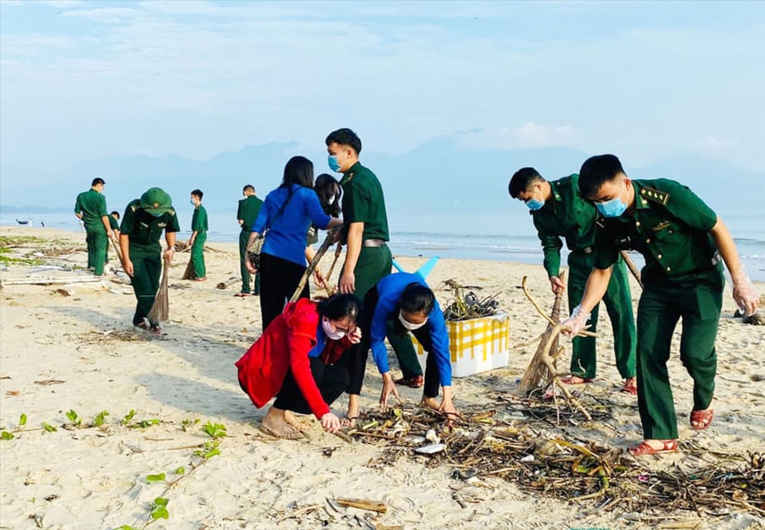 Bộ đội Biên phòng Đà Nẵng chung tay làm sạch biển, sạch rác thải nhựa 1