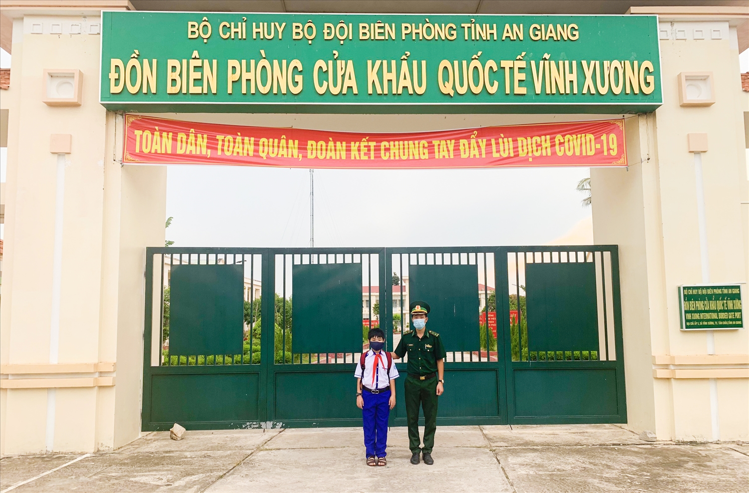 Cán bộ Đồn BP Cửa khẩu Quốc tế Vĩnh Xương đưa đón em Trần Duy Phương- “con nuôi” của Đồn đến trường