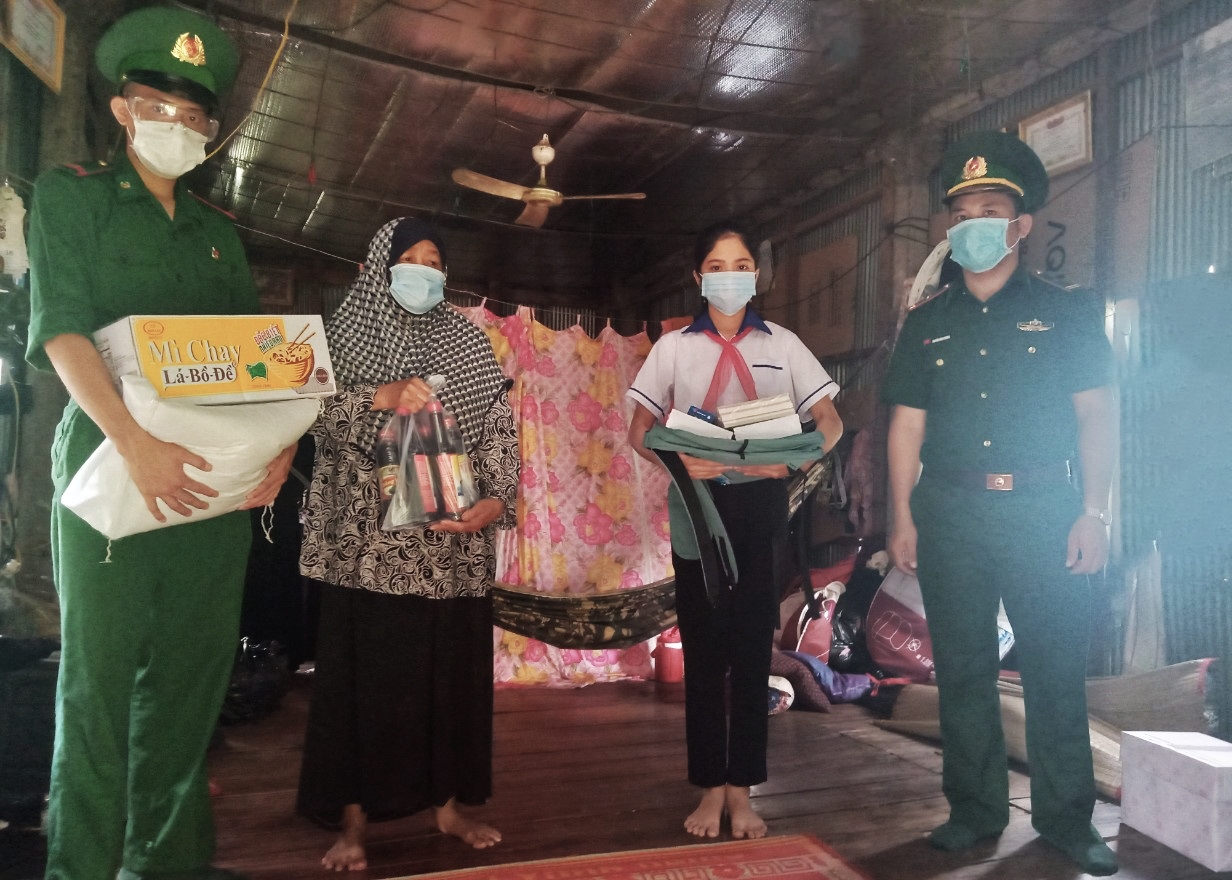 Cán bộ, chiến sĩ Đồn Biên phòng Nhơn Hội tặng quà cho em A My Róh, lớp 7A2 Trường THCS Quốc Thái, huyện An Phú