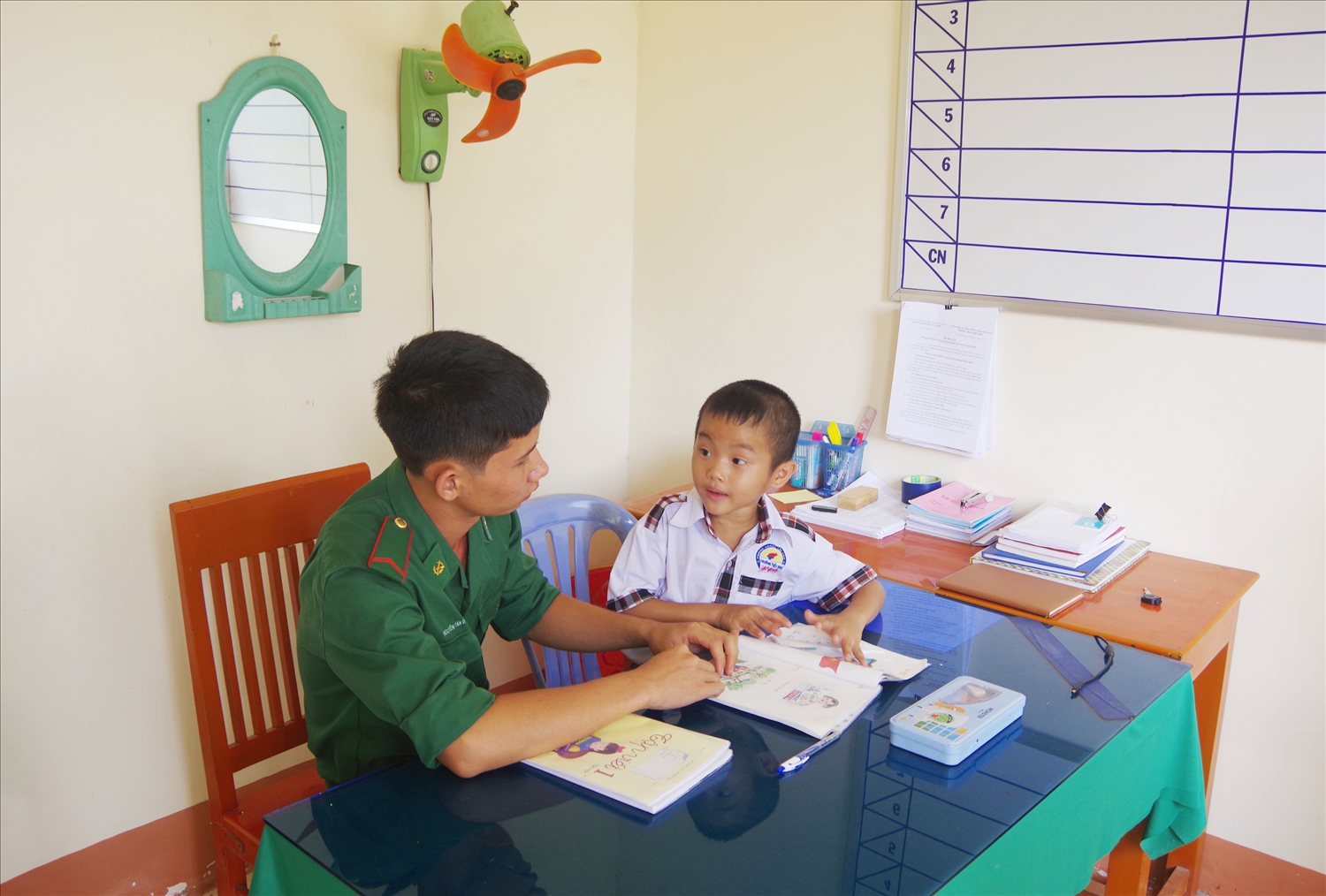 Chiến sĩ Đồn BP Lạc Quới kèm cặp, hướng dẫn em Nguyễn Văn Duy Chương học tập