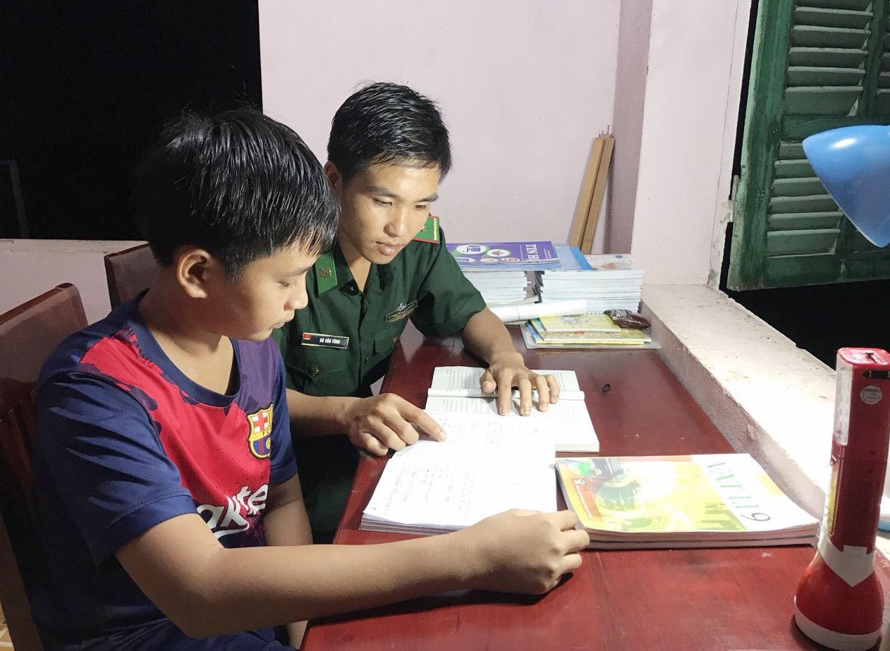 Em Nguyễn Hữu Duy được cán bộ Đồn Biên phòng cửa khẩu Long Bình kèm cặp học thêm ngoài giờ