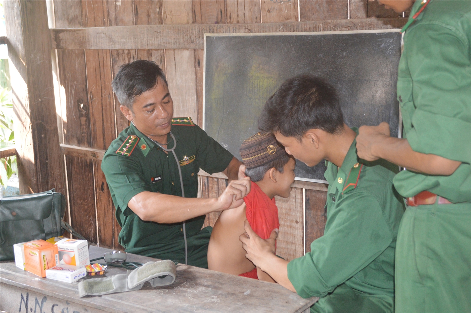Quân y Đồn Biên phòng Nhơn Hội đến tận trường học khám bệnh cho học sinh