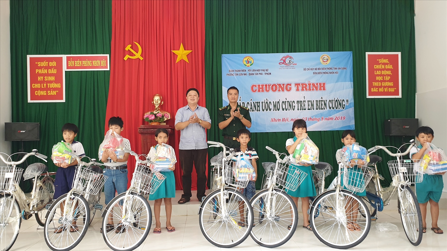 Đồn Biên phòng Nhơn Hội phối hợp với Phường Tân Sơn Nhì (TP. Hồ Chí Minh) trao tặng 35 chiếc xe đạp và dụng cụ học tập cho học sinh nghèo học giỏi xã Nhơn Hội