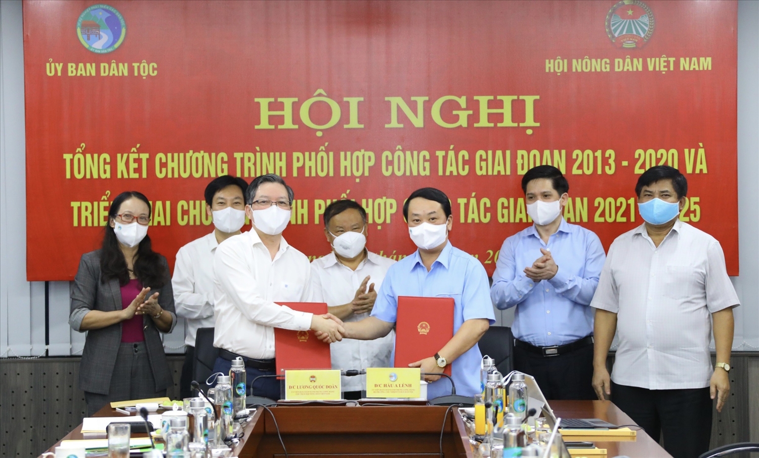Bộ trưởng, Chủ nhiệm UBDT Hầu A Lềnh và Chủ tịch Trung ương HND Việt Nam Lương Quốc Đoàn ký kết CTPH công tác giai đoạn 2021-2025