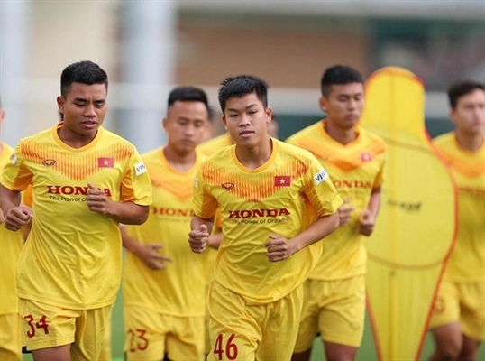 Bóng đá là đam mê lớn nhất của cầu thủ người Tà Ôi (Thanh Minh bìa trái)