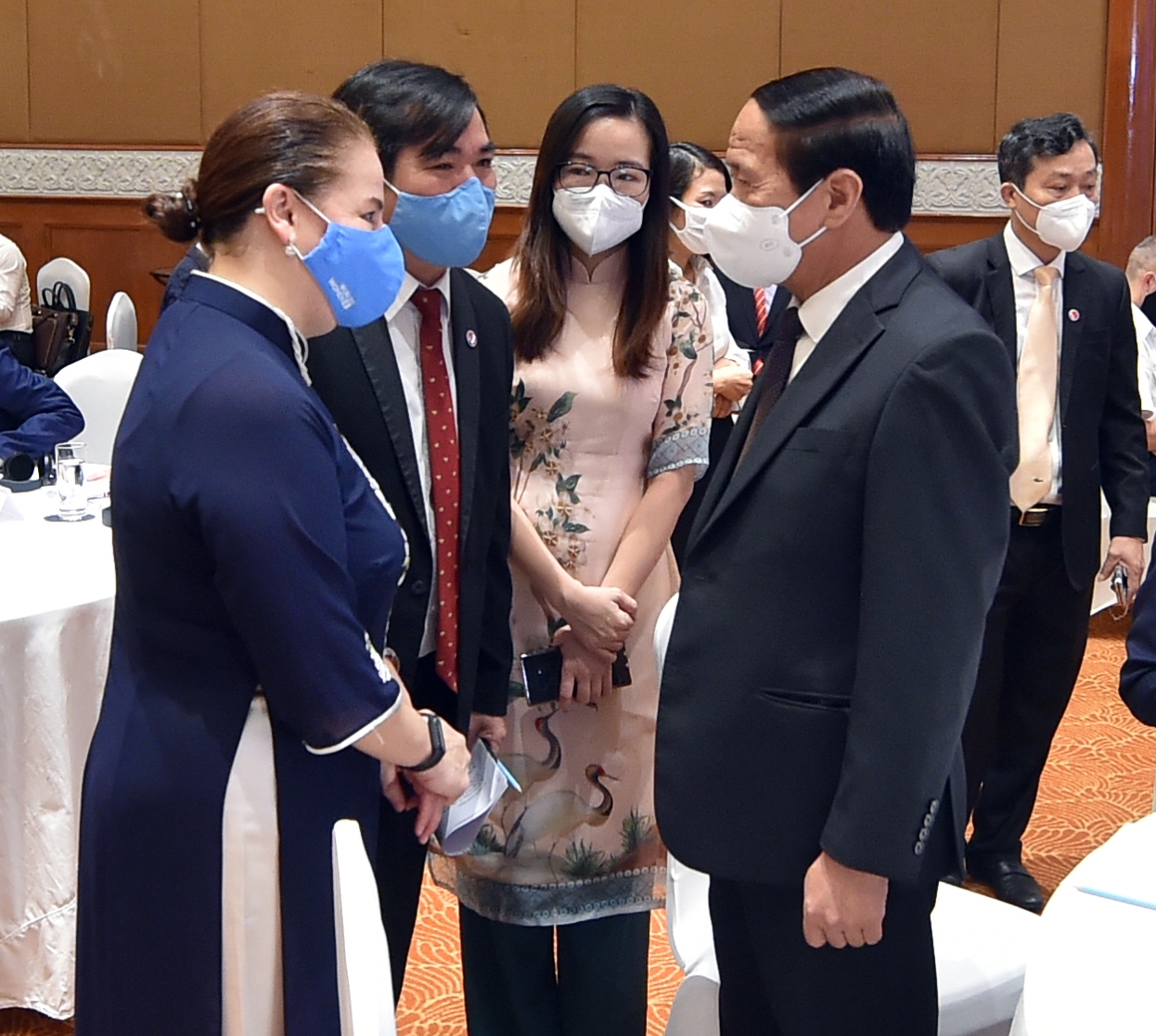 Phó Thủ tướng Lê Văn Thành trao đổi với đại biểu dự Hội nghị - Ảnh: VGP/Đức Tuân