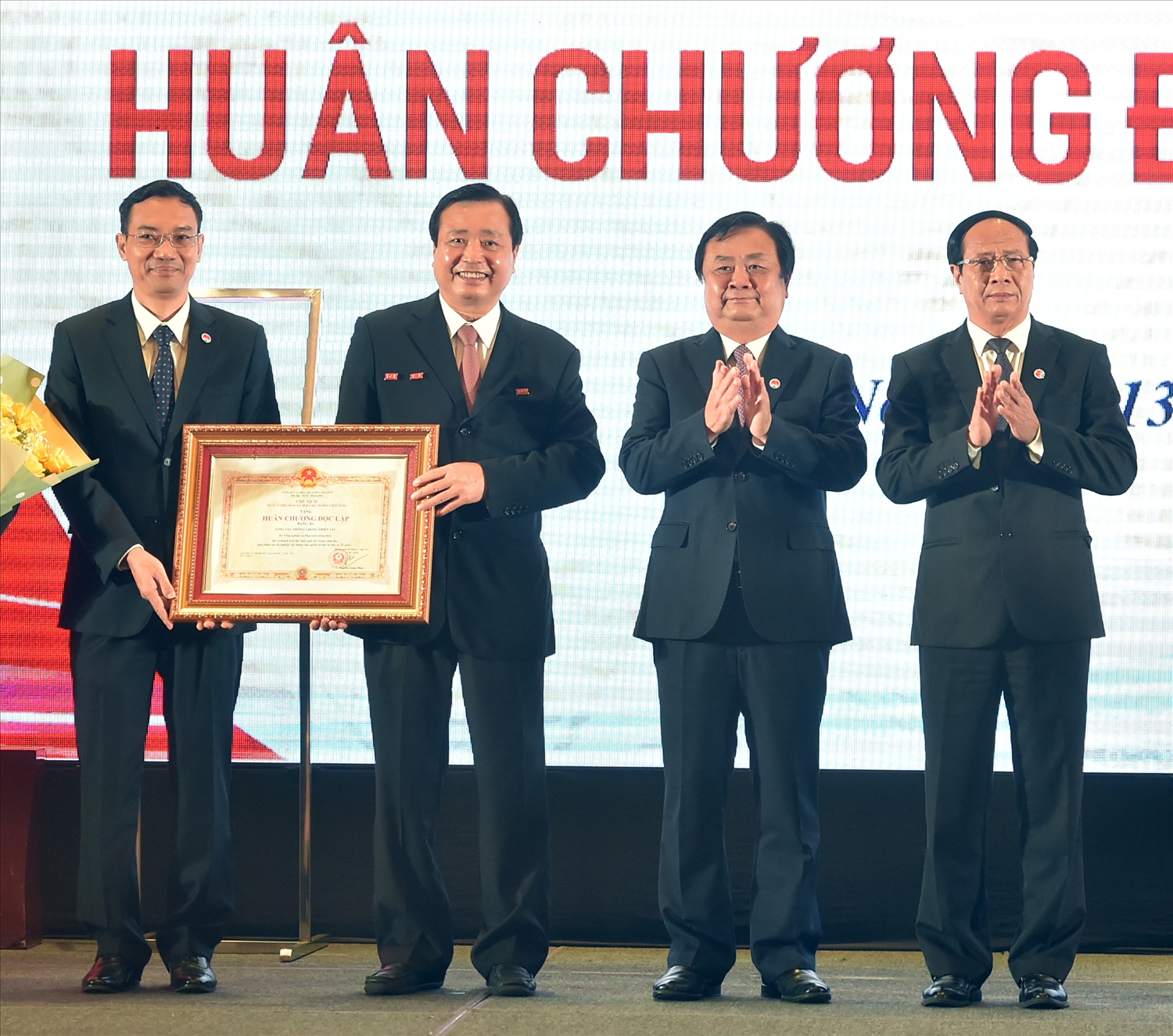 Thay mặt lãnh đạo Đảng, Nhà nước, Phó Thủ tướng Lê Văn Thành trao tặng Huân chương Độc lập hạng Ba cho Tổng cục Phòng, chống thiên tai - Ảnh: VGP/Đức Tuân