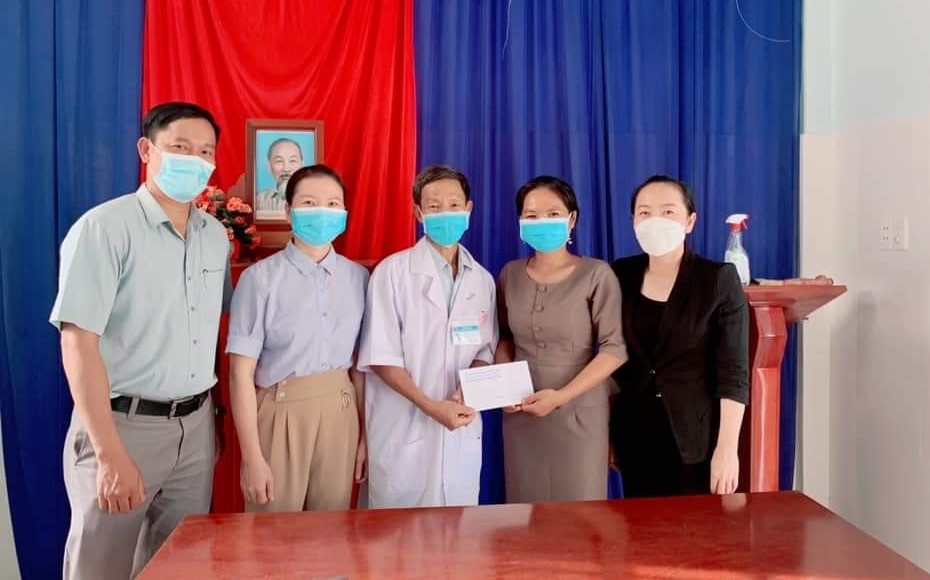 Chị Nay H’Toanh (thứ hai từ phải qua) tặng quà cho cán bộ y tế địa phương chống dịch.