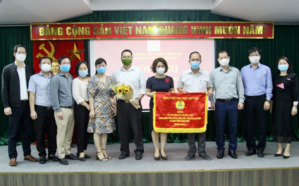 Công đoàn UBDT nhận cờ thi đua xuất sắc của Công đoàn Viên chức Việt Nam