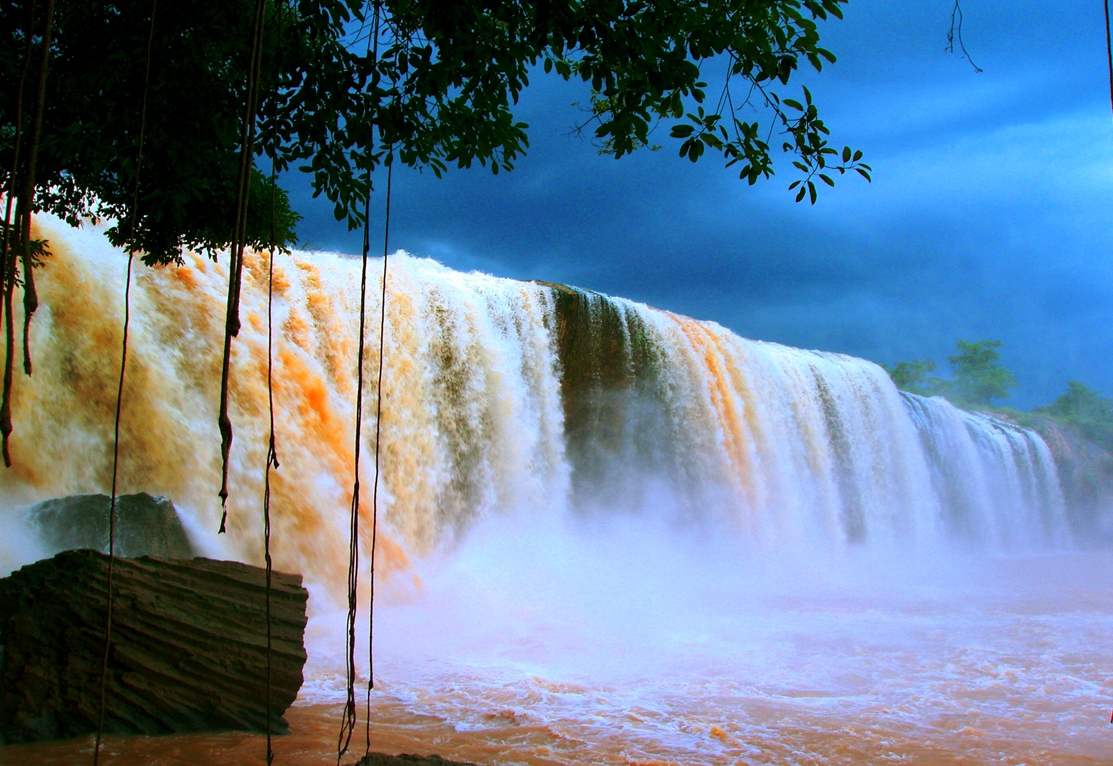 Thác Dray Nur nghiêng mình đổ xuống sông sâu, tạo nên một bức tranh thiên nhiên huyền diệu dưới ống kính của các nhiếp ảnh gia