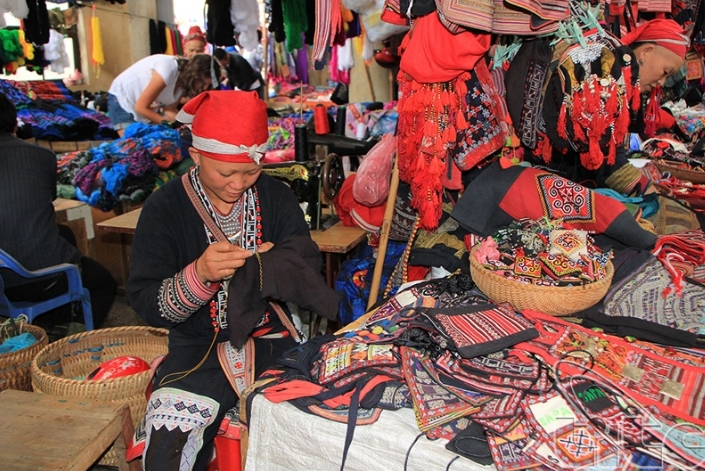 Người Mông ở Sa Pa đã biết làm du lịch từ nghề truyền thống dệt thổ cẩm