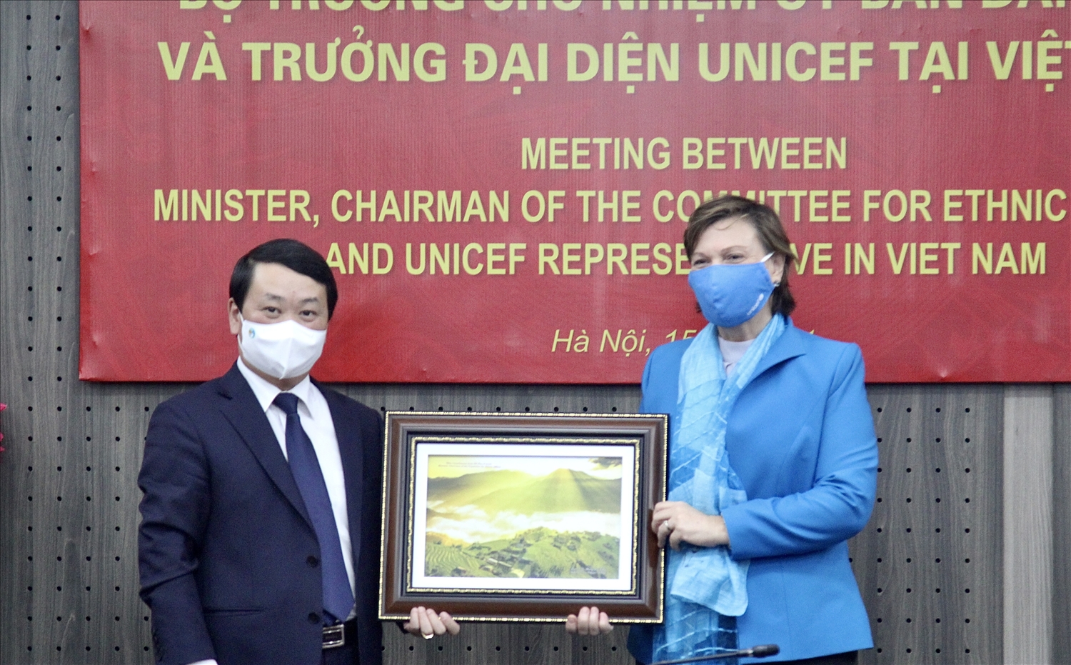 Bộ trưởng, Chủ nhiệm UBDT Hầu A Lềnh tặng quà lưu niệm của UBDT cho bà Rana Flowers, Trưởng đại diện UNICEF tại Việt Nam