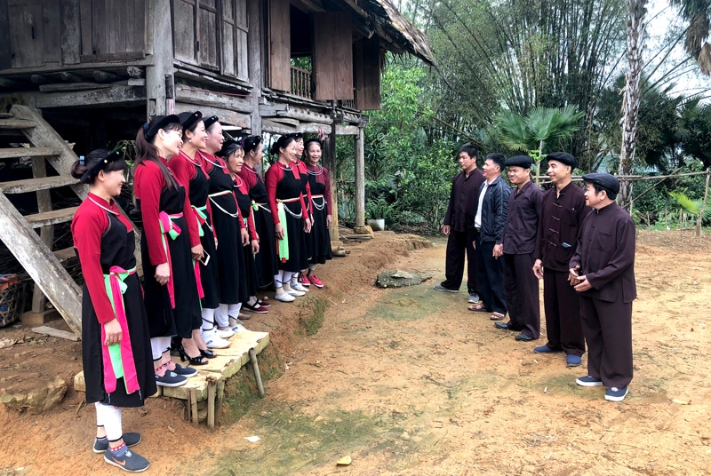 Một buổi luyện tập của các thành viên CLB Sình ca Cao Lan thôn Đồng Quân, xã Thắng Quân, huyện Yên Sơn (Tuyên Quang)