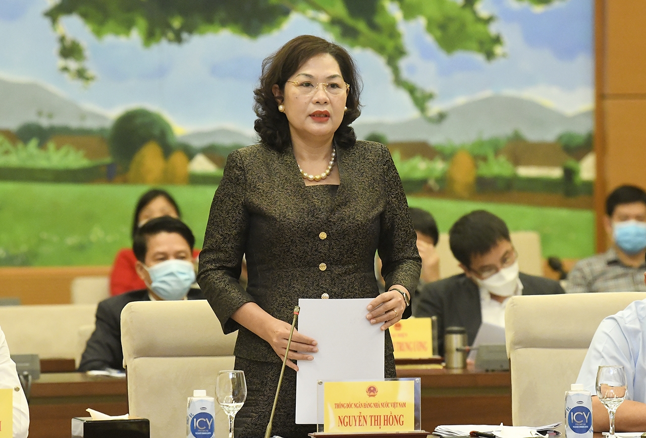 Thống đốc Ngân hàng Nhà nước Nguyễn Thị Hồng báo cáo tại buổi làm việc