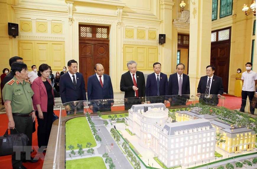Chủ tịch nước Nguyễn Xuân Phúc tham quan mô hình trụ sở mới của Tòa án nhân dân Tối cao - Ảnh: TTXVN