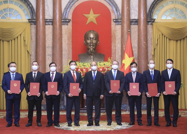 Chủ tịch nước Nguyễn Xuân Phúc trao quyết định bổ nhiệm 8 đại sứ, trưởng cơ quan đại diện Việt Nam tại nước ngoài nhiệm kỳ 2021-2024. Ảnh: TTXVN