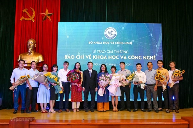 Bộ trưởng Bộ Khoa học và Công nghệ Chu Ngọc Anh cùng với các tác giả đoạt giải năm 2019. (Ảnh: PV/Vietnam+)