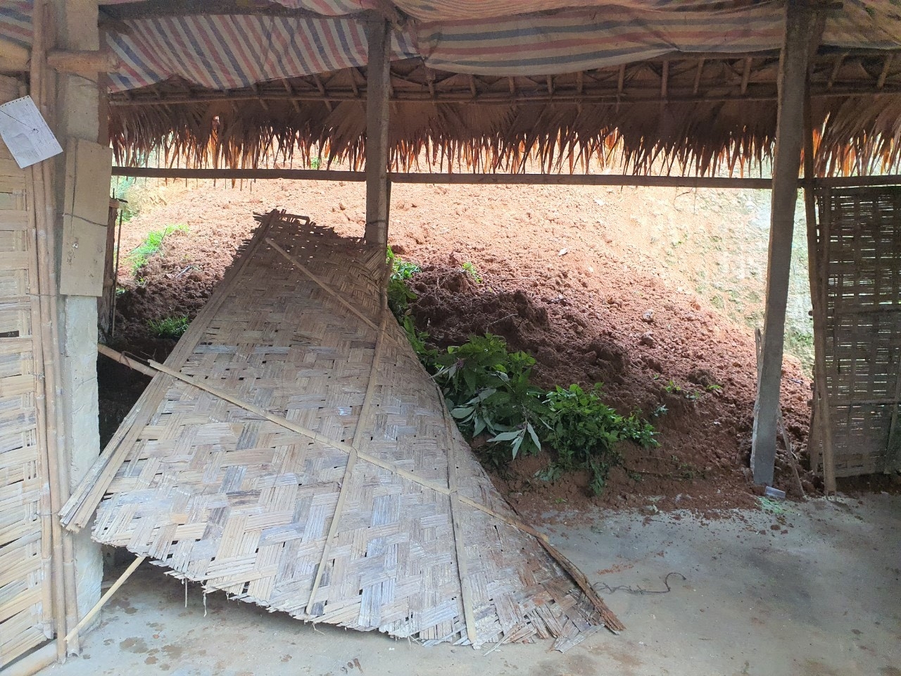 Sạt lở đất gây sập một phần nhà dân tại bản Châu Sơn, xã Châu Khê, huyện Con Cuông 