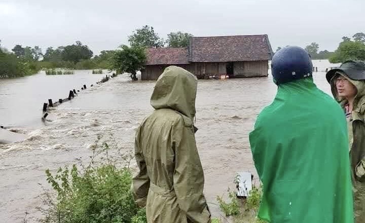 Nhiều nhà dân ở Huyện Ea Súp bị ngập do mưa lớn