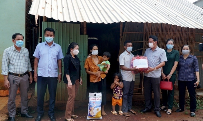 Ban Dân tộc tỉnh Bình Phước tặng quà cho hộ có hoàn cảnh khó khăn chịu ảnh hưởng của dịch bệnh Covid-19 ở huyện Hớn Quản. (Ảnh LAR)
