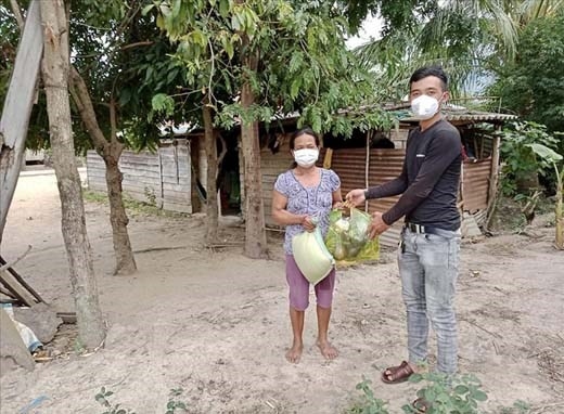 Hỗ trợ nhu yếu phẩm cho người dân và khu cách ly huyện Krông Bông, tỉnh Đắk Lắk. (Ảnh LH) 